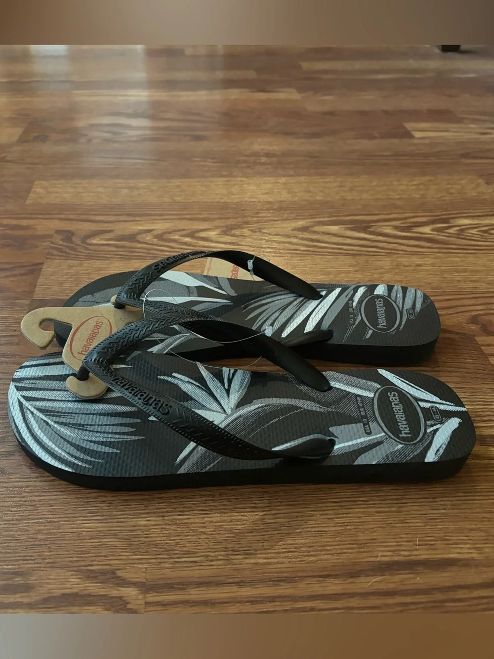 Havaianas Black and Gray Men’s Tropical Print Flip Flops Size 13